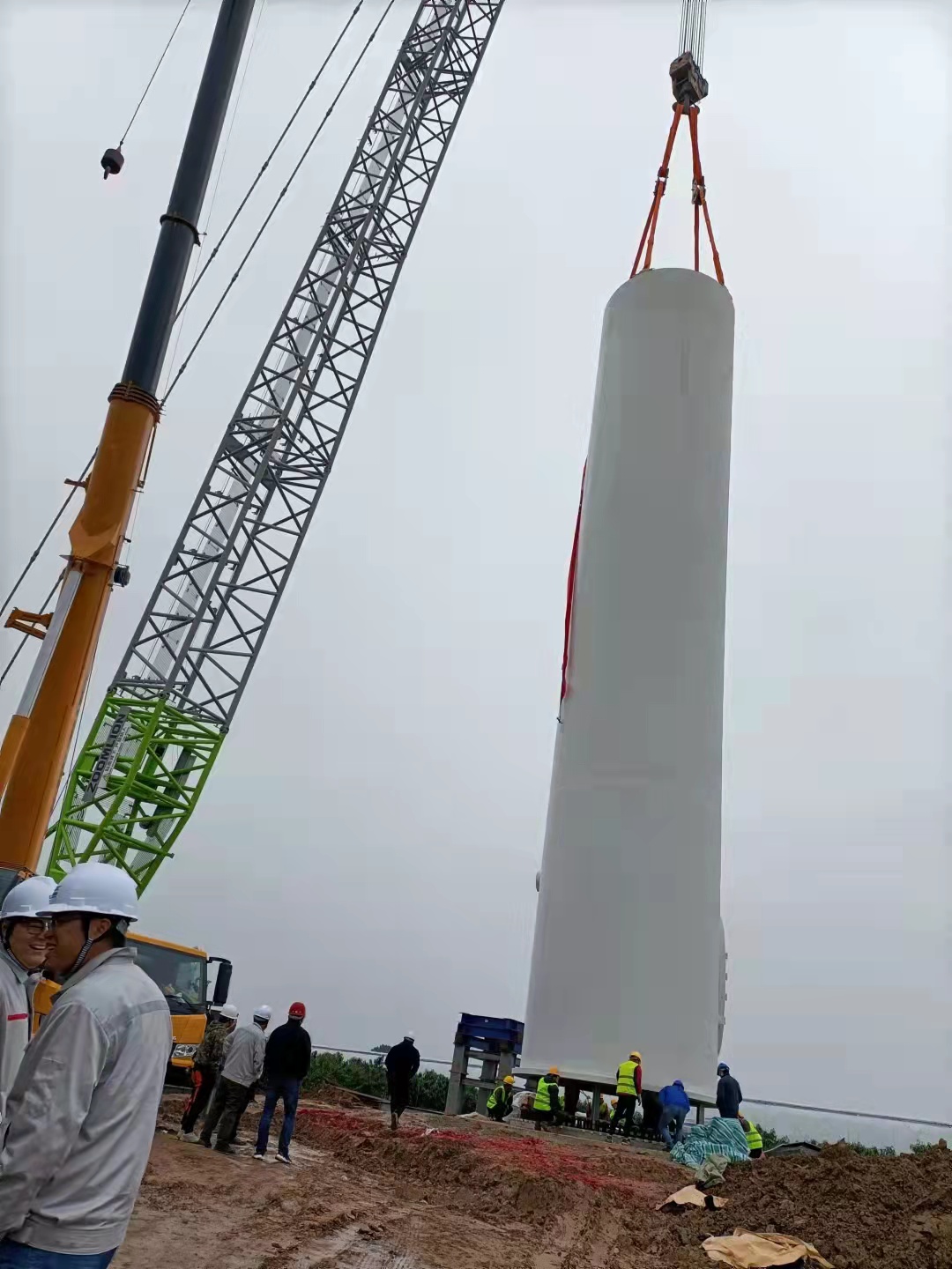 上海华声新能源大荔范家两宜30MW风电项目首台吊装顺利开始